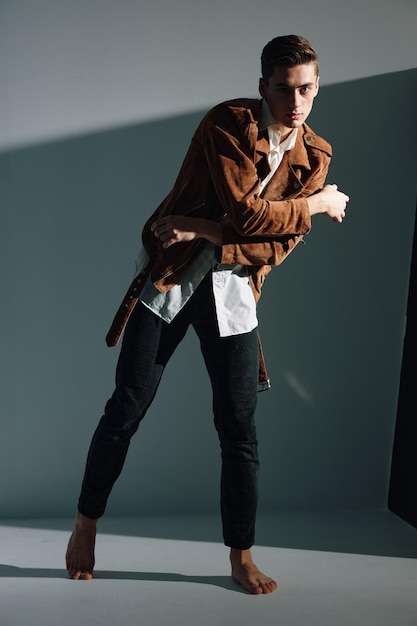 Photo full length portrait of young man standing against wall