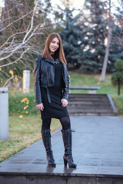 Photo full length portrait of young woman standing outdoors