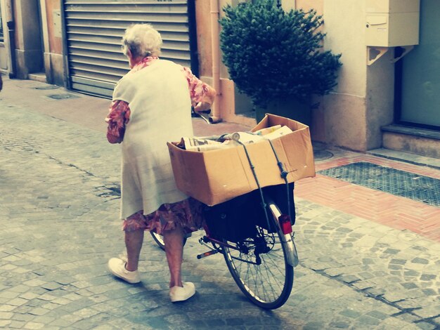 Foto vista posteriore a tutta lunghezza della donna anziana