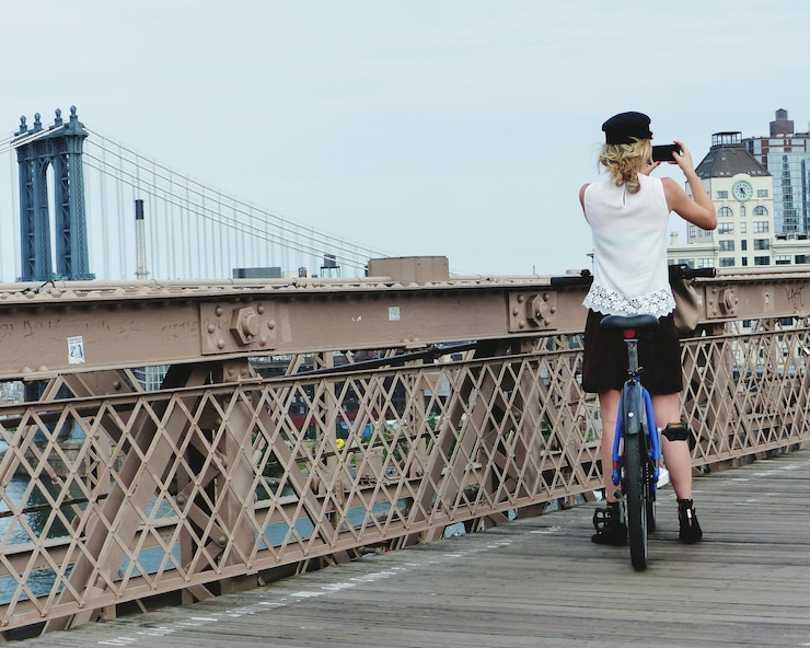Photo full length rear view of woman standing on bridge