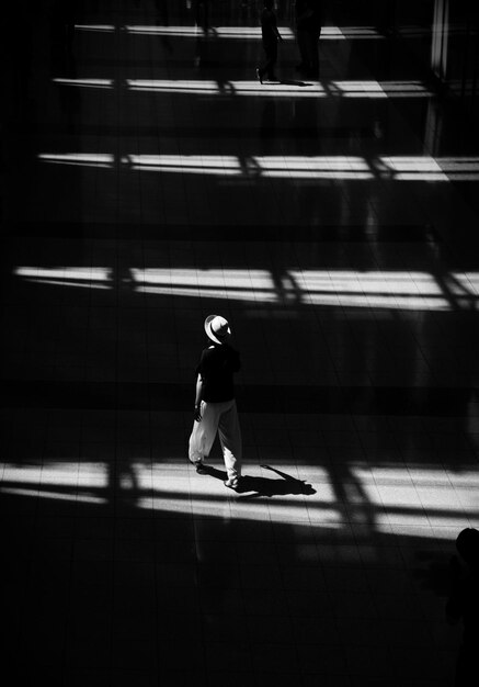 Photo full length rear view of woman walking on footpath