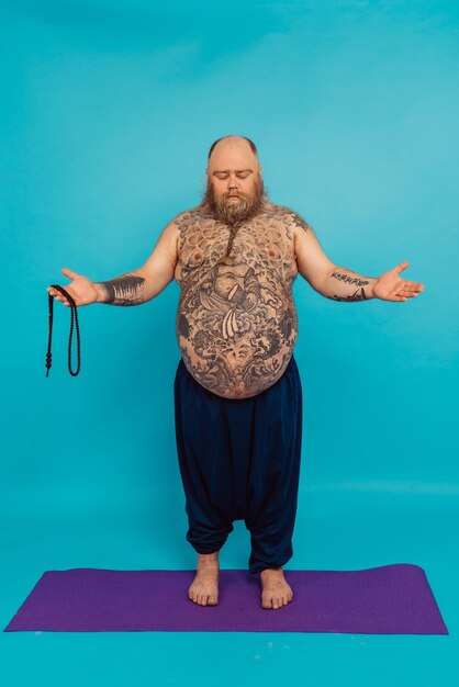 Photo full length of senior woman standing against blue background