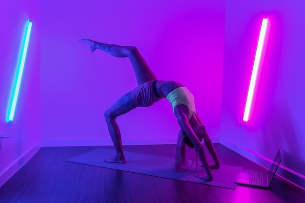 Photo full length of senior woman standing against illuminated wall