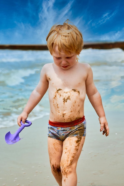 Photo full length of shirtless boy on beach