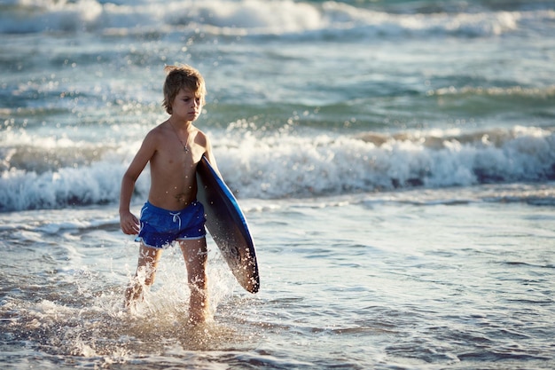 Photo full length of shirtless boy on beach