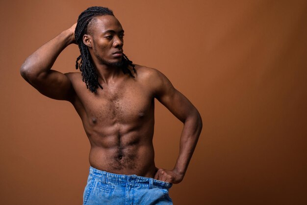 Photo full length of shirtless man against gray background