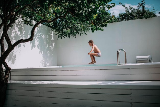 Photo full length of shirtless man in bathtub