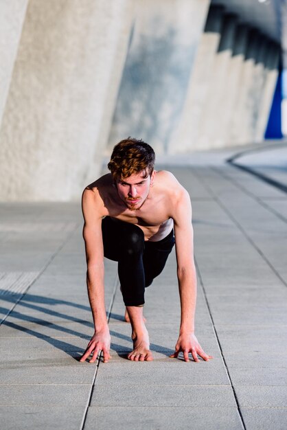 Photo full length of shirtless young man looking at camera