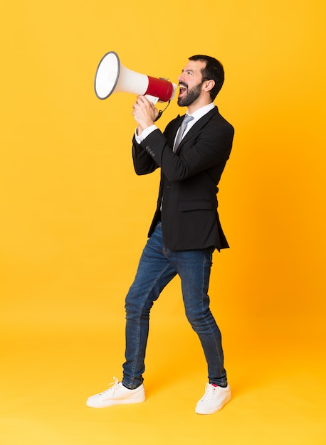 Photo full-length shot of business man shouting through a megaphone