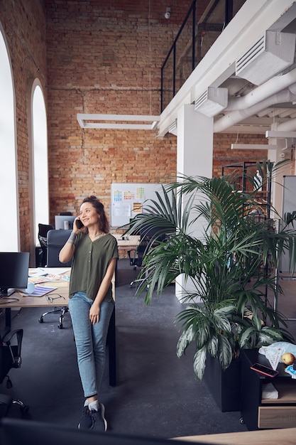 Photo full length shot of cheerful woman architect or interior designer smiling away while talking