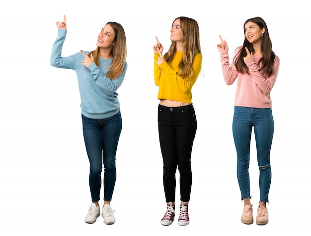 Полнометражный снимок группы людей в ярких одеждах, указывающих указательным пальцем