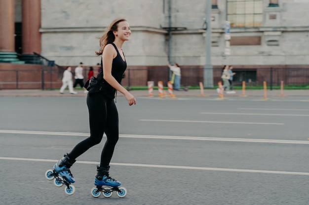 スケートボードをしている女性の全長サイドビュー