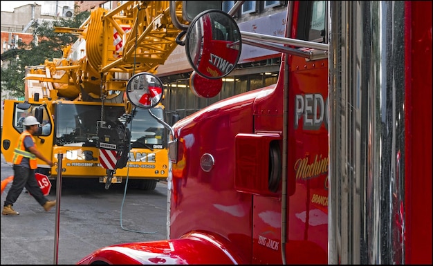 Photo full length side view of worker walking at construction site