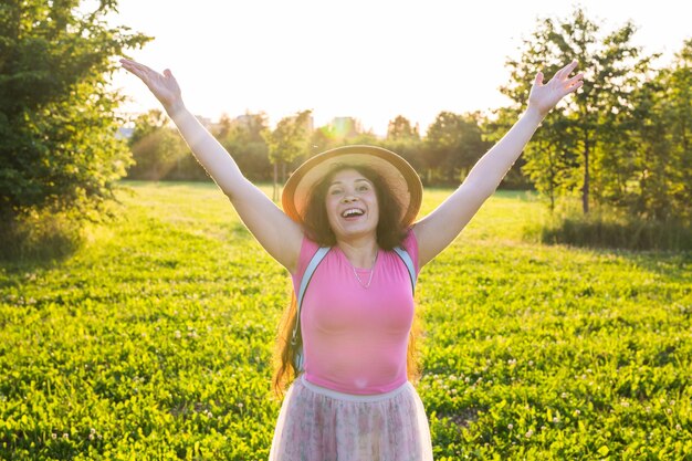 Photo full length of a smiling young woman standing on field