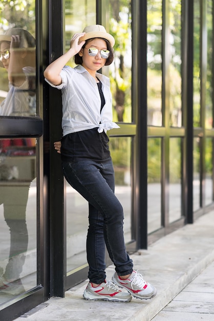 Photo full length of teenage girl standing by glass