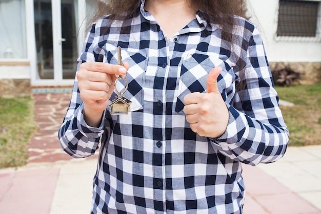 外で立っている10代の女の子の全長