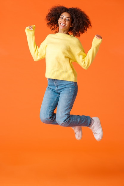 Colpo verticale integrale positivo e ottimista, carismatica donna afro-americana carina