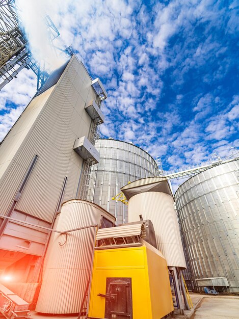 Foto vista a tutta lunghezza della grande grande costruzione sul cielo blu grande magazzino di hangar metallico concetto di fabbrica