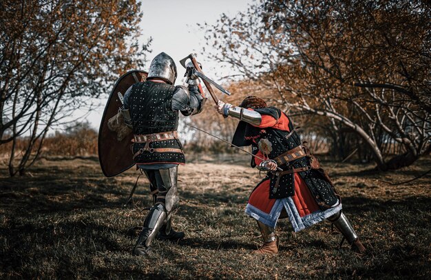 Foto lunghezza completa di guerrieri che combattono sul campo