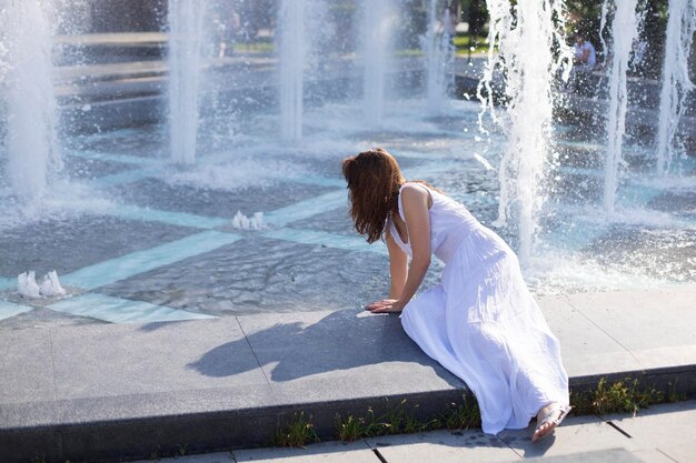 Photo full length of woman against fountain