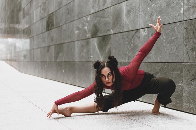 Photo full length of woman dancing on floor against wall