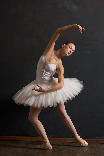 Photo full length of woman dancing on floor