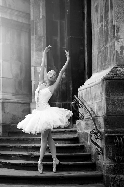 Photo full length of woman dancing on staircase