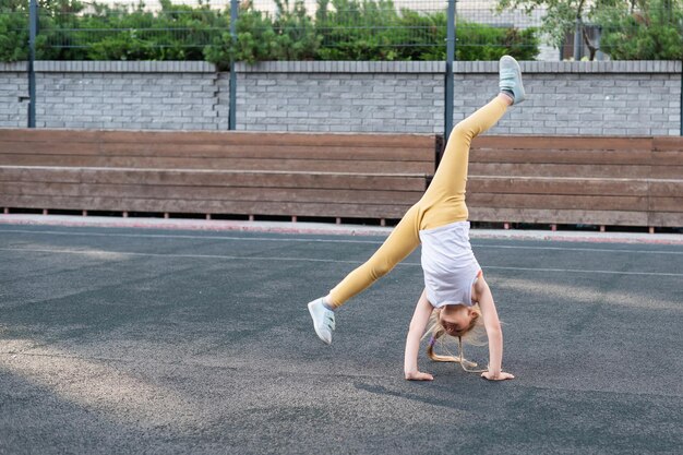 Photo full length of woman exercising on field