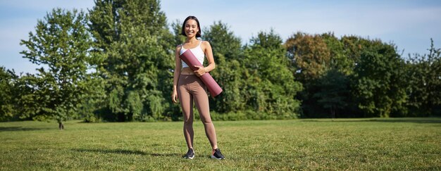 Photo full length of woman exercising on field