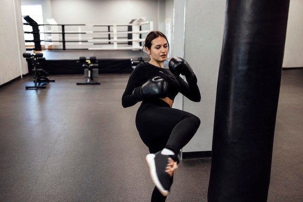 ジムで運動している女性の全長