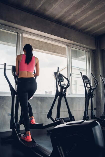 Photo full length of woman exercising in gym