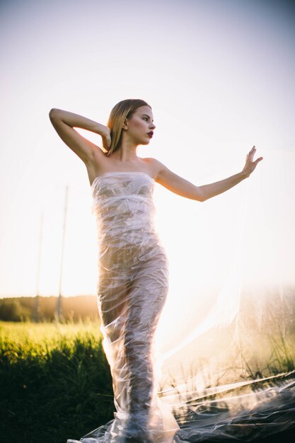 Photo full length of woman on field against sky