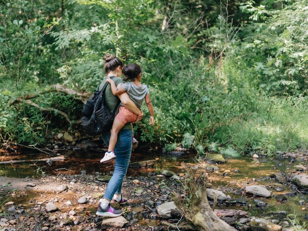 Foto lunghezza completa di una donna nella foresta