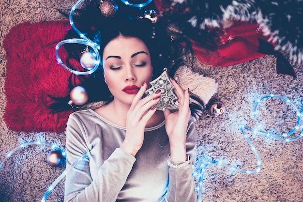 Photo full length of woman holding christmas tree