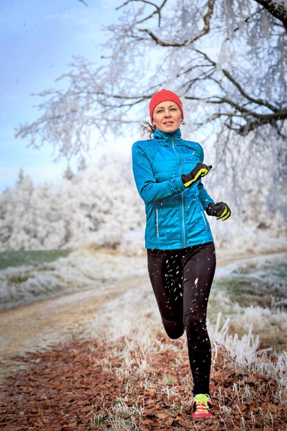 Photo full length of woman jogging on field during winter