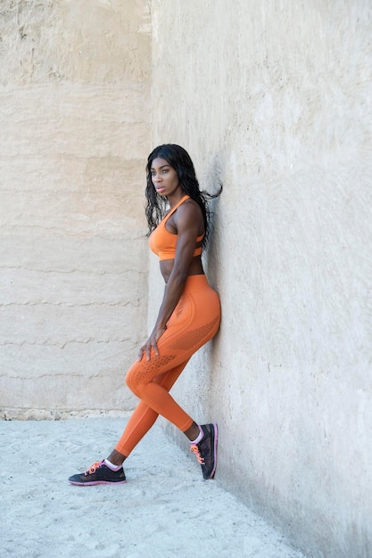 Photo full length of woman leaning against wall