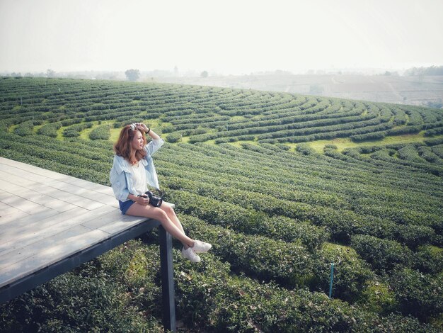 Foto lunghezza completa di una donna che guarda il paesaggio