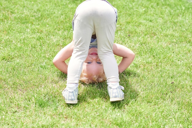 Photo full length of woman lying on grassy field