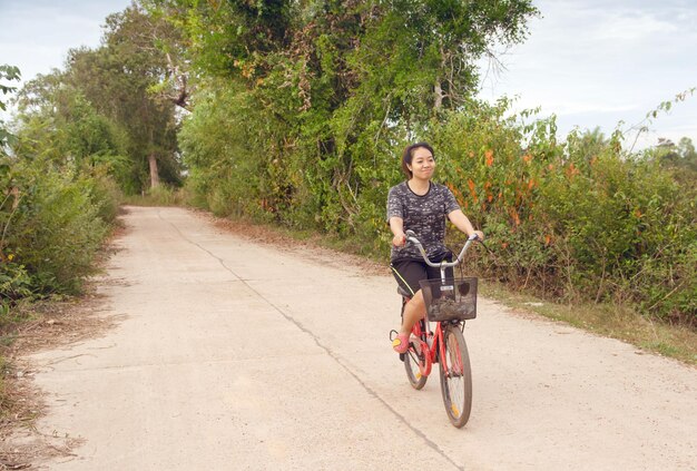道路で自転車に乗っている女性の全長