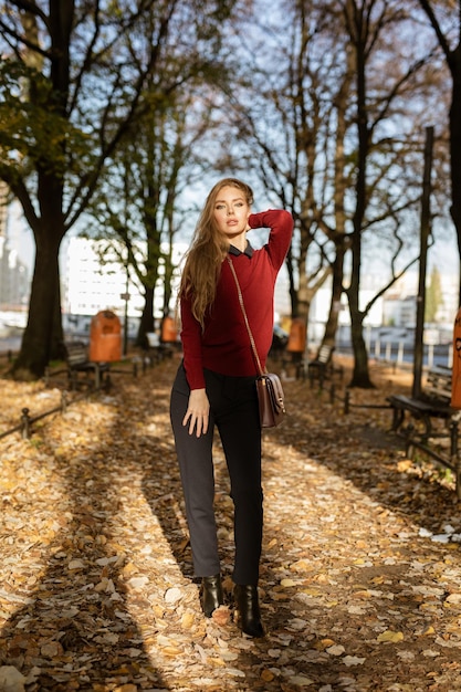 Полная длина женщины на дороге осенью