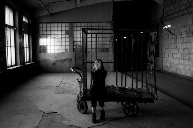 Photo full length of woman sitting in abandoned building