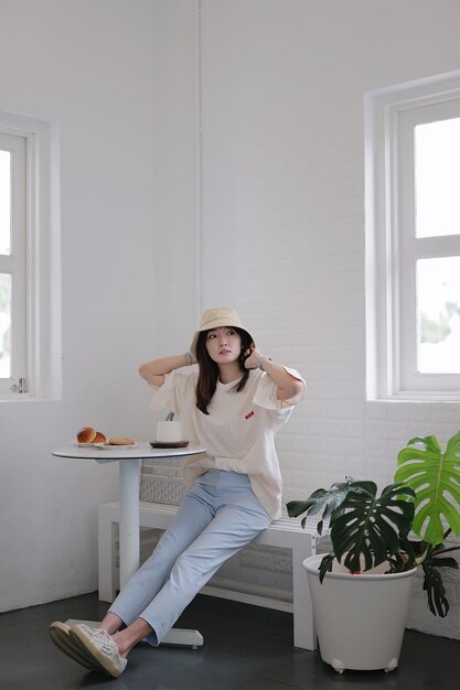 Photo full length of woman sitting on bench