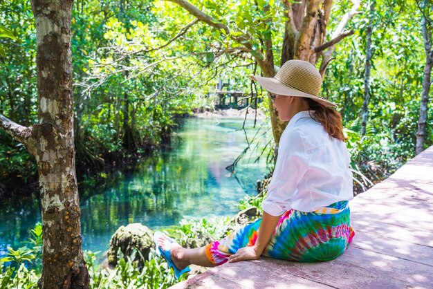 Photo full length of woman sitting by tree