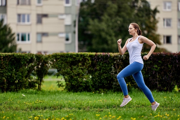 Foto lunghezza completa di una donna seduta sull'erba