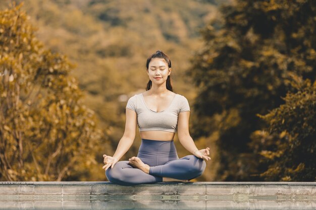 Photo full length of woman sitting outdoors