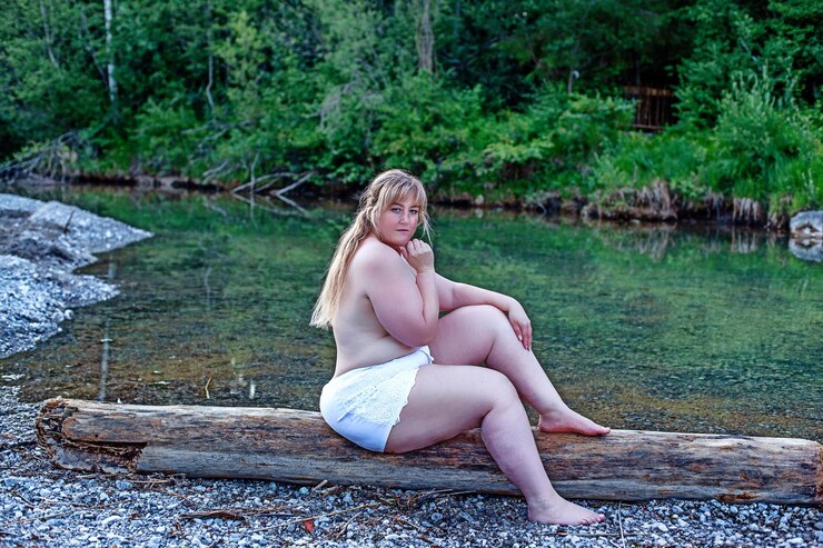 Photo full length of woman sitting at riverbank