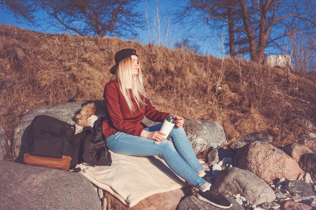 Photo full length of woman sitting on rock