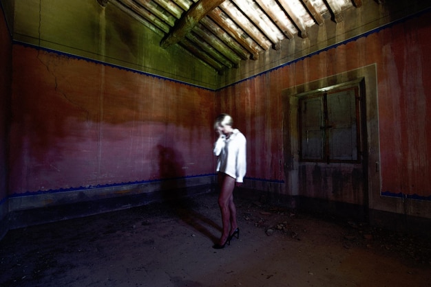 Photo full length of woman standing in abandoned building