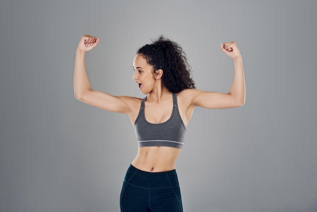 Photo full length of woman standing against gray background