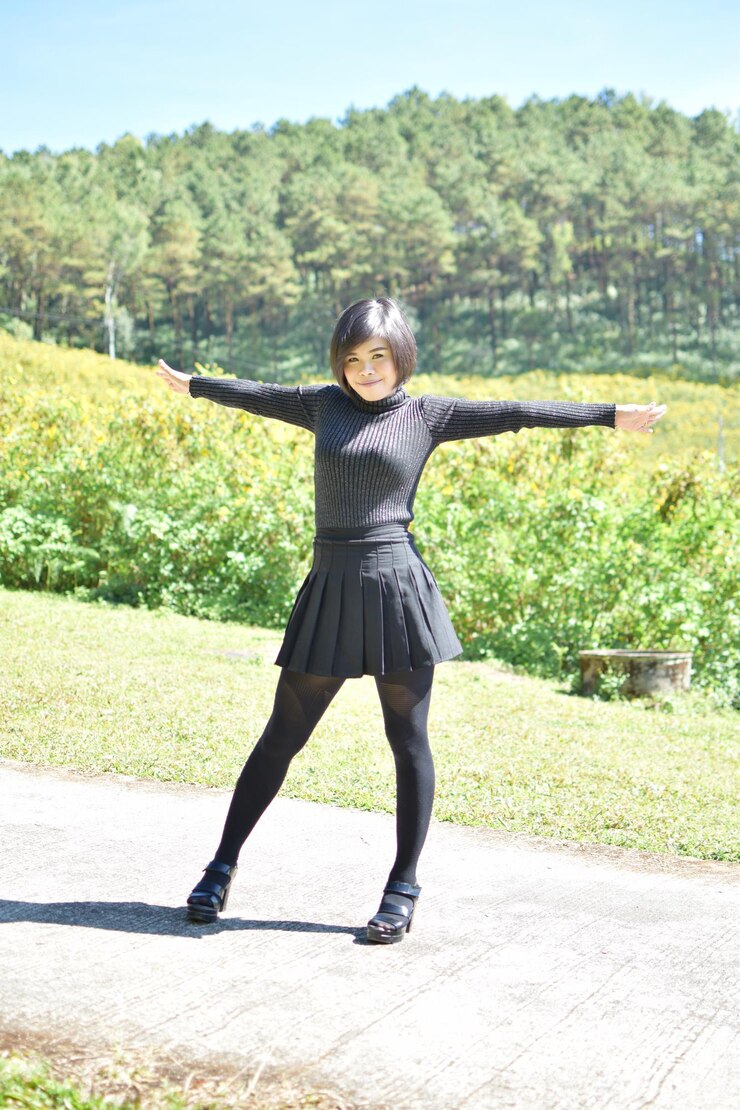 Photo 植物に背を向けて立っている女性の全長